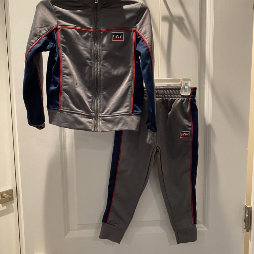 Levi Set! - Picture 3 of 4
